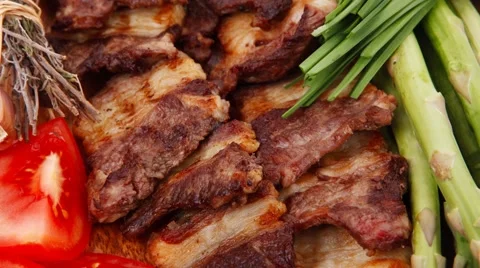 Grilled beef ribs with vegetables Vídeos de archivo 51059500