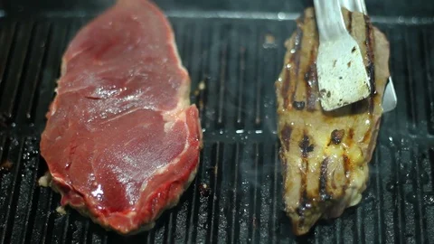Grilled beef steak on cast iron frying pan Vídeos de archivo 109073346