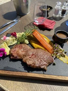 Grilled beef steak with vegetables and gravy sauce 스톡 사진