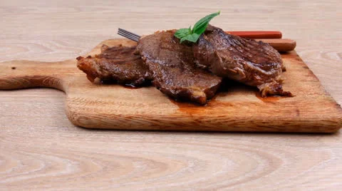 Grilled beef on wood Vídeos de archivo 24976706