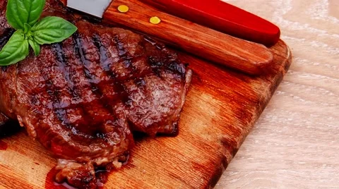 Grilled beef on wood Vídeos de archivo 45039762