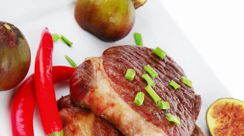 Grilled beefsteak served with hot cayenne peppers Vídeos de archivo 25165963