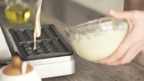 Grilled Belgian waffles. The chef bakes waffles on a hot grill. Vídeo Stock 152827994