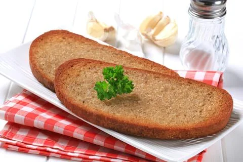 Grilled bread slice with parsley garnish Stockfoto's