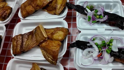 Grilled Catfish Served with Fresh Onion and Chili at Thai Street Food Marke Vídeo Stock 339650273