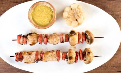 Grilled Chicken and Vegetable Skewers with bell peppers, zucchini, onion and  Foto stock