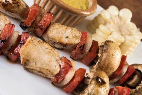 Grilled Chicken and Vegetable Skewers with bell peppers, zucchini, onion and  Foto stock