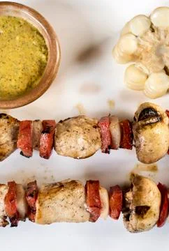 Grilled Chicken and Vegetable Skewers with bell peppers, zucchini, onion and  Foto stock