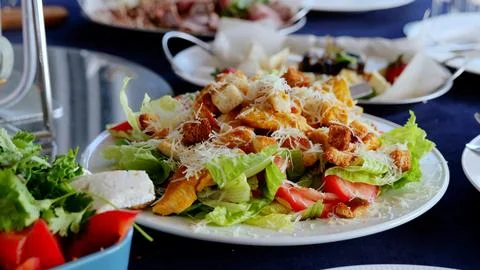 Grilled chicken caesar salad featuring crisp romaine, golden croutons, parmesan Foto stock