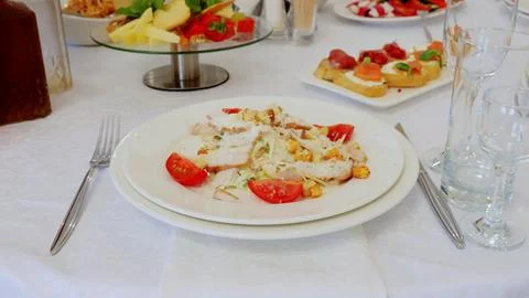 Grilled chicken caesar salad featuring crisp romaine, ripe tomatoes, golden Foto stock