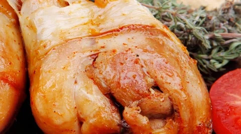Grilled chicken drumstick with tomatoes and thyme on wooden plat Vídeos de archivo 58330112