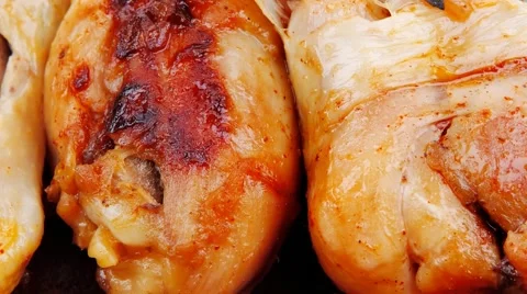 Grilled chicken drumstick with tomatoes and thyme on wooden plat Vídeos de archivo 58330176