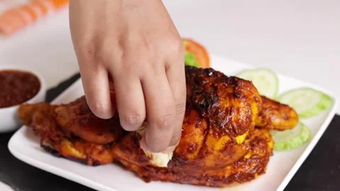 Grilled chicken eating with salad Video stock 286783833