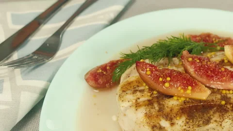 Grilled chicken with figs on plate Stock-Footage 166131898
