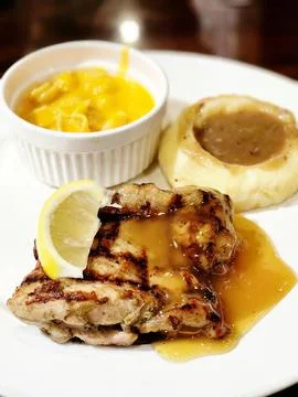 Grilled Chicken with Mashed Potatoes and Macaroni Stock-Fotos