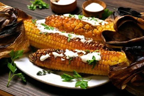 Grilled corn cobs on plate Foto stock