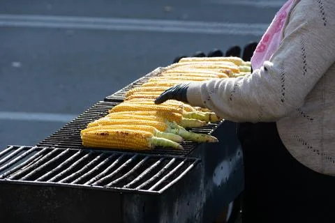Grilled corn. Grilled corn on the cob vendor at outdoor city festival at octo Foto stock