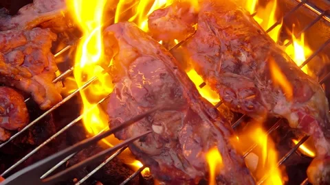 Grilled delicious lamb steaks over an open fire Vídeo Stock 263033591