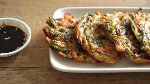 Grilled eel fish with soy sauce and green onions on a plate Stock-Fotos