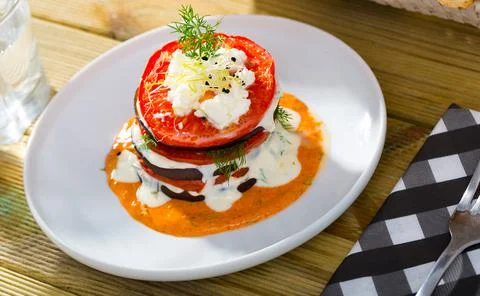 Grilled eggplant and tomatoes stack with spicy sauce Foto stock