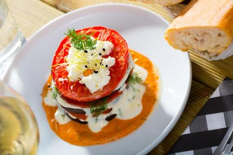 Grilled eggplant and tomatoes stack with spicy sauce Foto stock