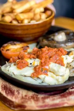 Grilled halloumi with chips Foto stock