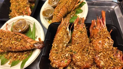 Grilled Jumbo Prawns Served on a Platter at a Thai Seafood Restaurant Vídeos de archivo 342944774