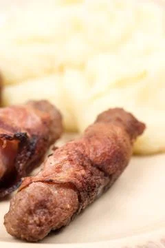Grilled kebabs in bacon with mashed potatoes Foto stock