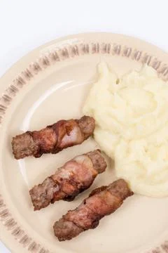 Grilled kebabs in bacon with mashed potatoes Foto stock