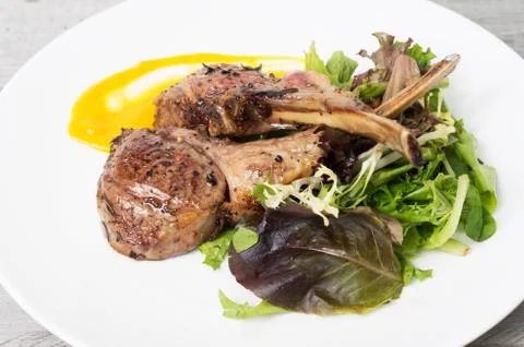 Grilled lamb chops on a bed of vegetables Foto stock