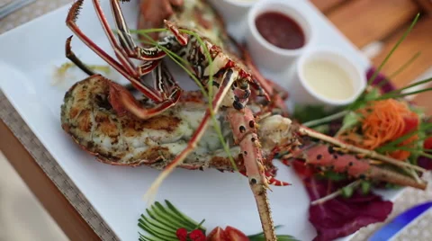 Grilled Lobster on the plate Vidéo 68978239