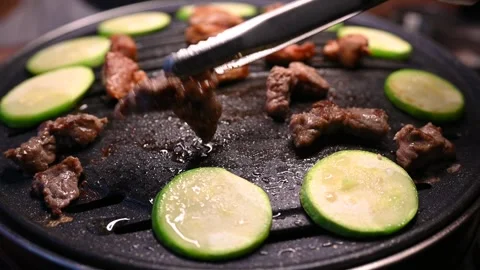 Grilled Meat and Sliced Cucumbers on a Hot Plate in a Restaurant Setting Vídeos de archivo 337696213