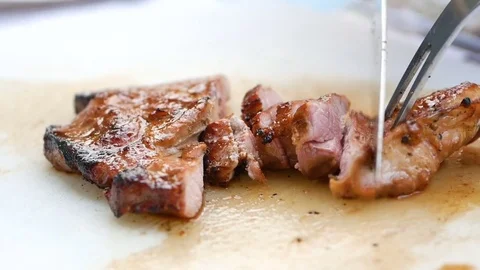Grilled meat cut on plastic cutting board, barbecue party 库存影片 84084112