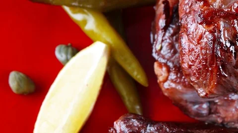 Grilled meat medallion with cherry tomatoes Vídeos de archivo 70438703