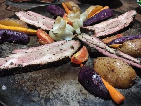 Grilled Meat with Roasted Vegetables on Rustic Plate Foto stock
