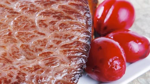 Grilled meat served with bread Vídeos de archivo 52919468