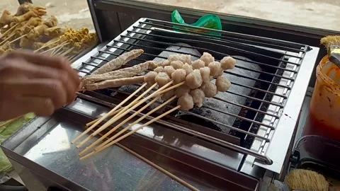 Grilled meatballs. Vídeo Stock 310183312