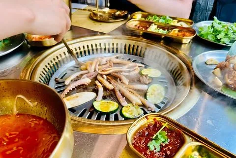 Grilled Octopus with Vegetables on a Tabletop Grill Stock-Fotos