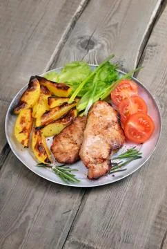 Grilled pork chop on rustic table Foto stock