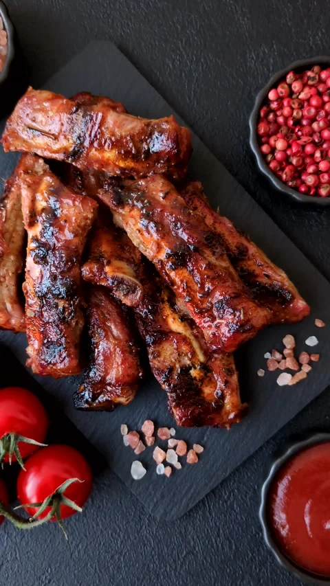 Grilled pork or beef ribs seasoned with salt and spices, served in sauce. Grille Stock Footage 345108854