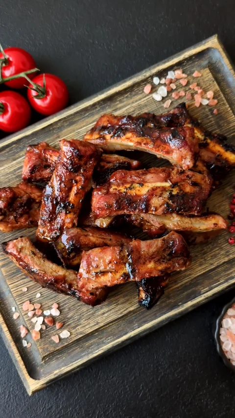 Grilled pork or beef ribs seasoned with salt and spices, served in sauce. Grille Stock Footage 345108877