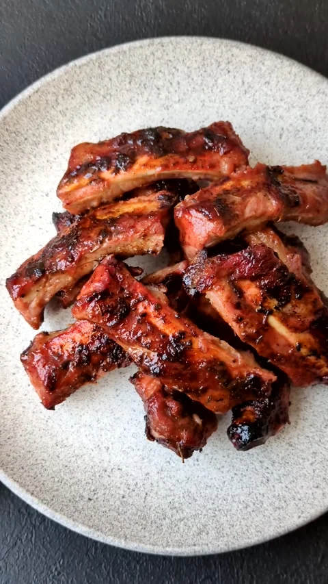 Grilled pork or beef ribs seasoned with salt and spices, served in sauce. Grille Stock Footage 345108950