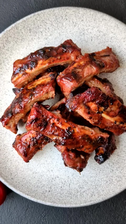 Grilled pork or beef ribs seasoned with salt and spices, served in sauce. Grille Stock Footage 345108969