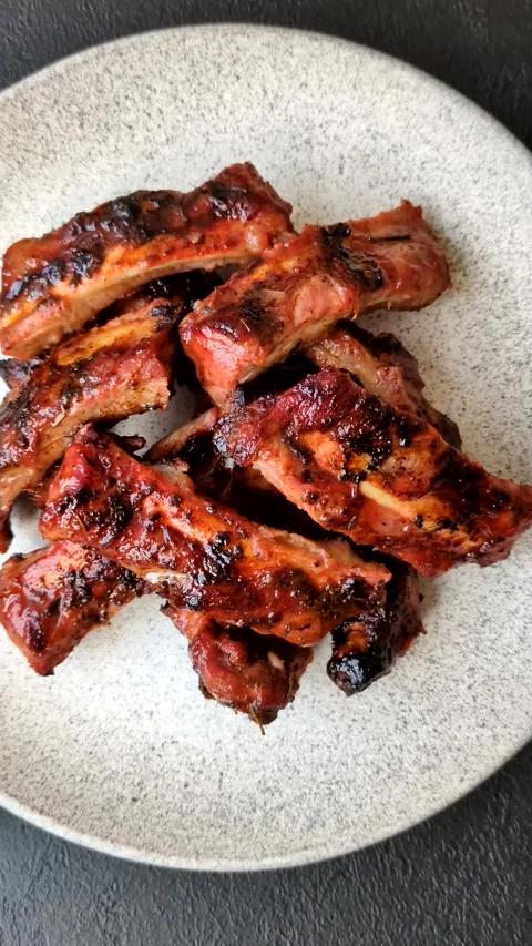 Grilled pork or beef ribs seasoned with salt and spices, served in sauce. Grille Stock Footage 345108983