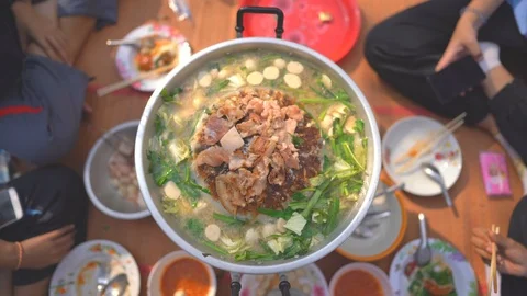 Grilled pork on pan, close up meat slice on hot pan, vegetable in hot soup Vidéo 122891111