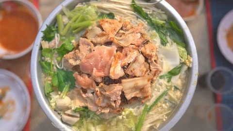 Grilled pork on pan, close up meat slice on hot pan, vegetable in hot soup 库存影片 122891823
