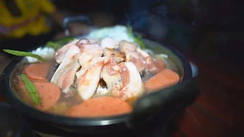 Grilled pork on pan, close up meat slice on hot pan, vegetable in hot soup 库存影片 129113773