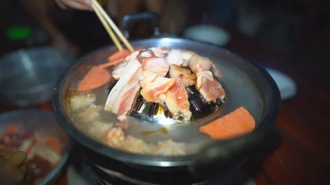 Grilled pork on pan, close up meat slice on hot pan, vegetable in hot soup 库存影片 129113862