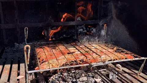 Grilled prawns in the barbecue with fire Video stock 88736965