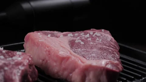 Grilled raw meat 库存影片 160481424